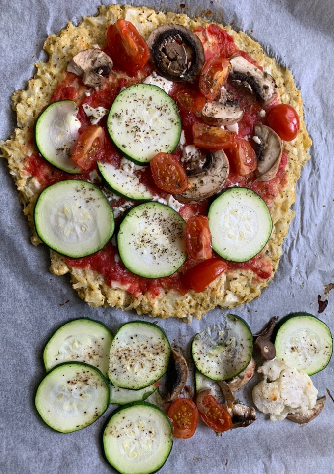 Una foto de Pizza con base de coliflor