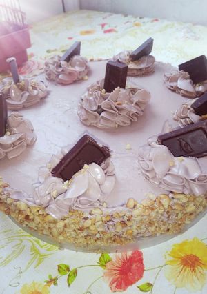 صورة لوصفة كيكة عيد ميلاد بذوق البندق وكريمة الشوكولاتة