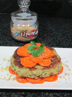 Una foto de Hamburguesa de berenjena con guarnición de zanahorias