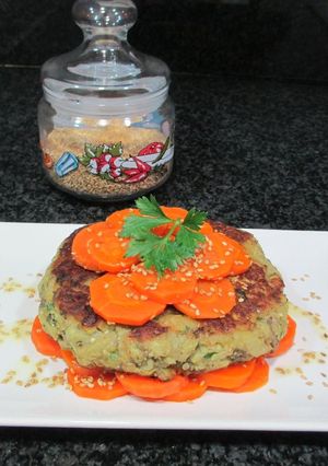 Foto principal de Hamburguesa  de berenjena con guarnición de zanahorias