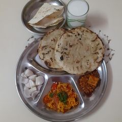 A picture of Jowar Bhakhri with vegetable.