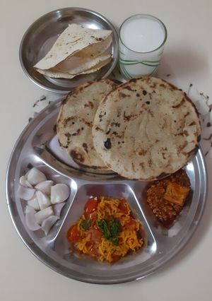 A picture of Jowar Bhakhri with vegetable.