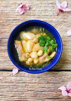 Hình của món Canh Chân Gà Hầm Hạt Sen Đậu Ngự.