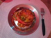 Una foto de chuletas de cerdo con champiñones