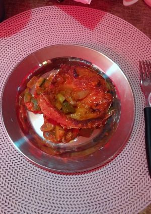 Una foto de Chuletas en Salsa de Chile Chipotle con Calabacitas y Champiñones