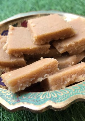 સુખડી(Sukhdi recipe in Gujarati) રેસીપી મુખ્ય ફોટો