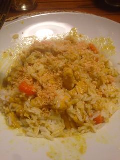 Una foto de Pollo al curry y arroz Basmati