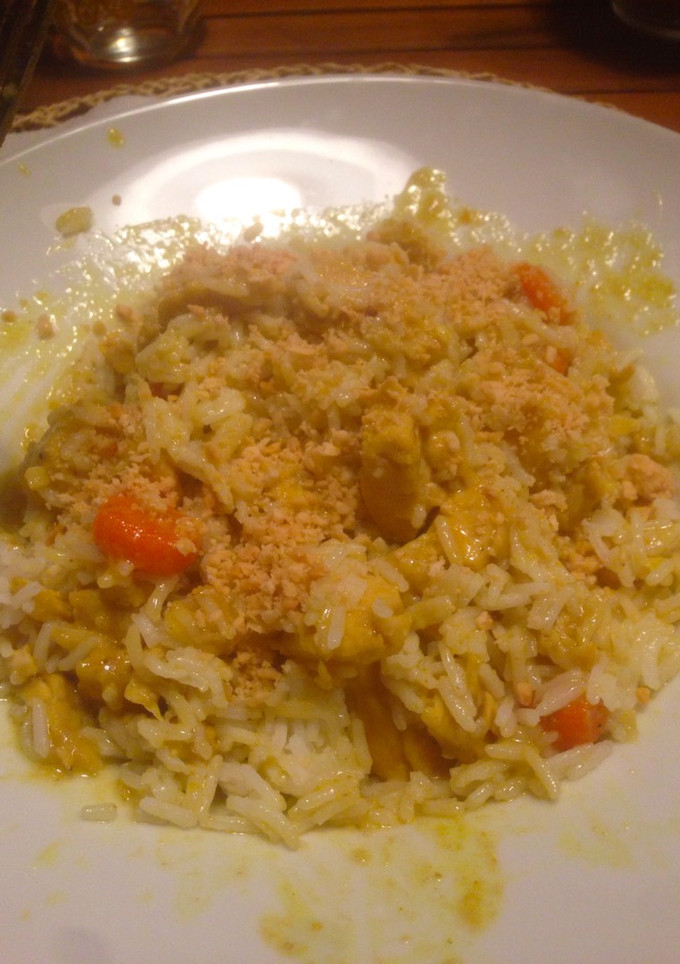 Una foto de Pollo al curry y arroz Basmati