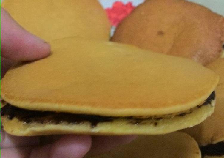 Dorayaki isi coklat sederhana