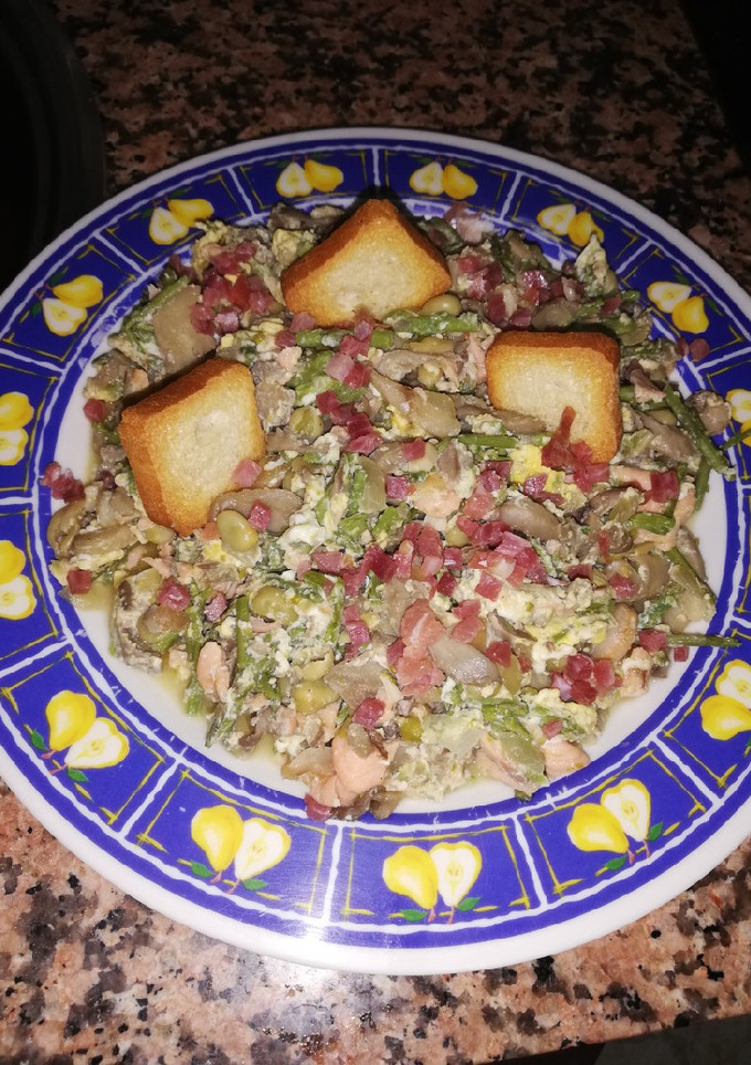 Una foto de Revuelto de salmón