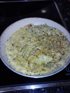 Una foto de Tortilla de cebolla, soja germinada y jamón serrano