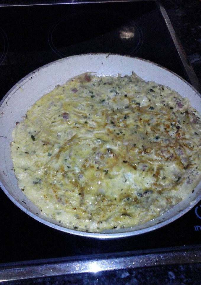 Una foto de Tortilla de cebolla, soja germinada y jamón serrano