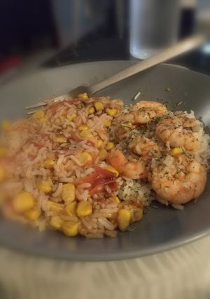 Une photo de Crevettes, riz, maïs, tomates