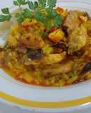 Arroz pollo y mejillones con caldo de Marisco