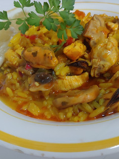 Una foto de Arroz pollo y mejillones con caldo de Marisco