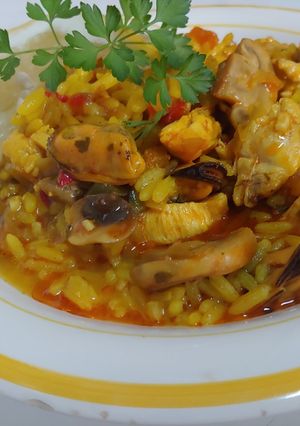 Una foto de Arroz pollo y mejillones con caldo de Marisco