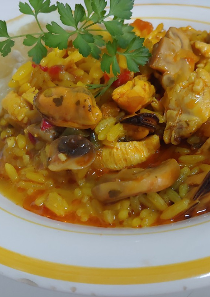Una foto de Arroz pollo y mejillones con caldo de Marisco