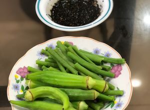 Hình của món Đậu bắp, đậu đũa luộc chấm nước tương (chay).