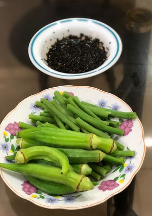 Hình của món Đậu bắp, đậu đũa luộc chấm nước tương (chay).