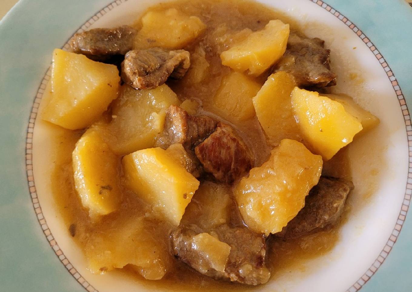 Patatas guisadas con ternera