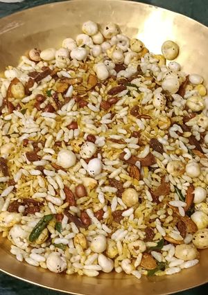 चिवड़ा नमकीन (Chivda Namkeen recipe in Hindi) रेसिपी मुख्य फोटो