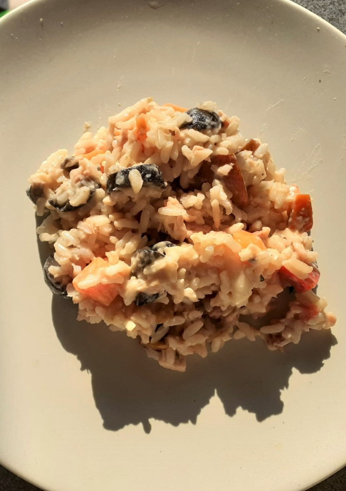 Una foto de 🥗Ensalada de arroz integral con hummus 🍚