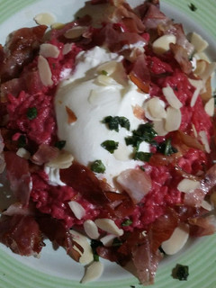Foto di Riso alla rapa rossa con Burrata, Speck croccante,e mandorle