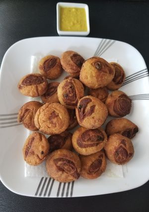 પીન વ્હીલ સમોસા (Pinwheel Samosa Recipe In Gujarati) રેસીપી મુખ્ય ફોટો