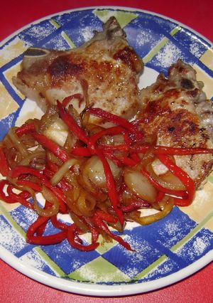 Una foto de Chuletas de cerdo a la chapa con verduras salteadas