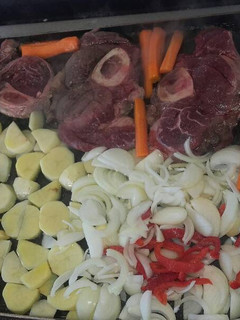 Una foto de Osobuco con verduras a la plancheta