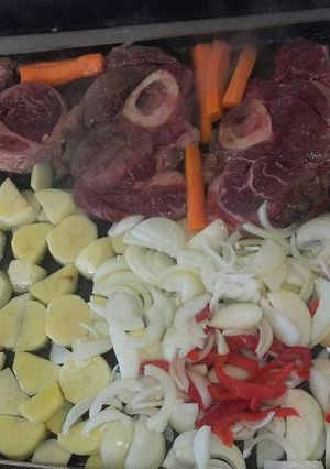 Una foto de Osobuco con verduras a la plancheta