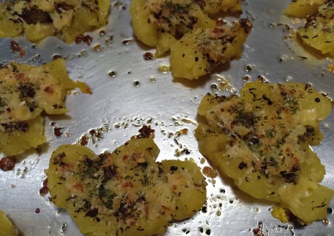 Resep Garlic Butter Parmesan Smashed Potatos Oleh Dapur Andwina Cookpad