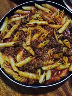 صورة لوصفة معكرونة بصوص البندورة واللحم