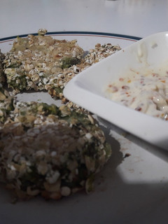 Una foto de Croquetas de Acelga veganas + dip de mayonesa picante y vegano