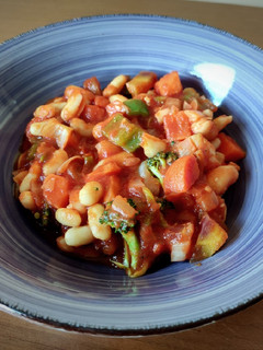 Una foto de Curry de judías blancas con verduras y tomate