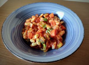 Foto principal de Curry de judías blancas con verduras y tomate
