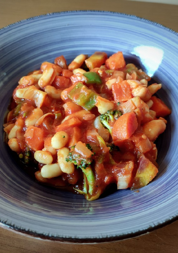 Una foto de Curry de judías blancas con verduras y tomate