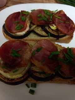 Una foto de Tostas de verduras asadas con lomo embuchado