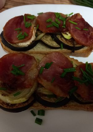 Una foto de Tostas de verduras asadas con lomo embuchado