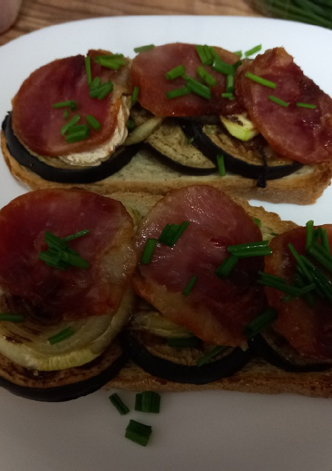 Una foto de Tostas de verduras asadas con lomo embuchado