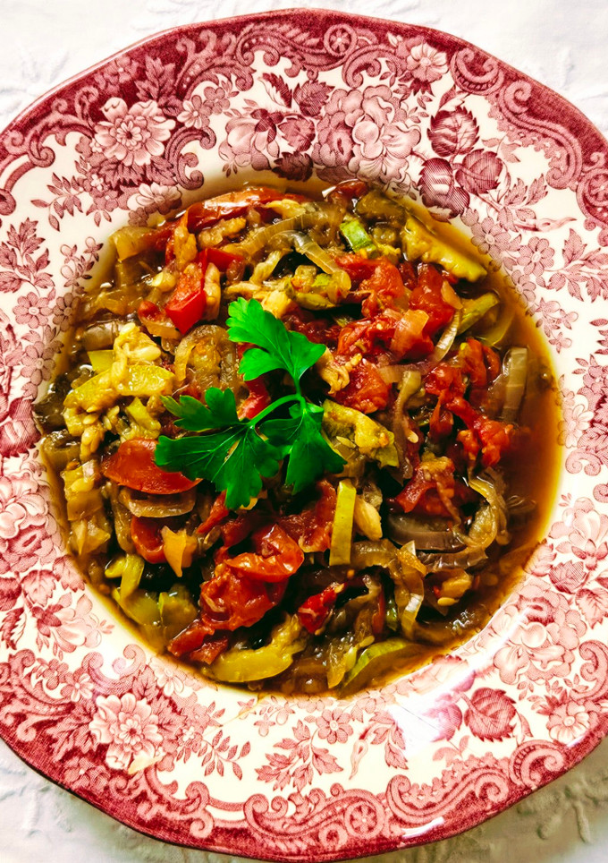 Una foto de Ratatouille by "La One" 😅 🥰 Verduras guisadas que se hacen solas 🧅🧄🫑🌶️🍆🥔🍅🥕🫒🥬