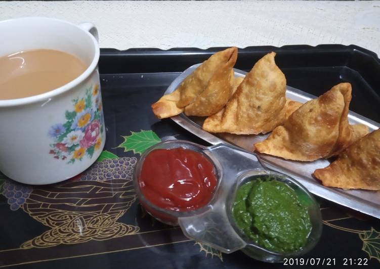 Samosa with tomato sauce/coriander chutney and tea