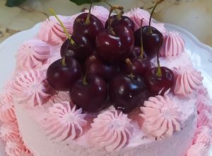 Una foto de Torta Chiffon con Crema y Cerezas o Cherry Pie