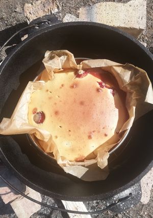 Szilvás clafoutis bivalytejjel szabad tűzön (dutch oven-ben) recept fotója