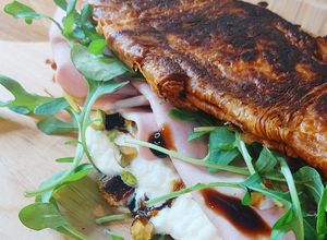 Une photo de Sandwich croissant buratta mortadelle