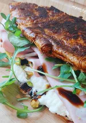 Une photo de Sandwich croissant buratta mortadelle