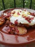 Huevos con patatas en adobillo