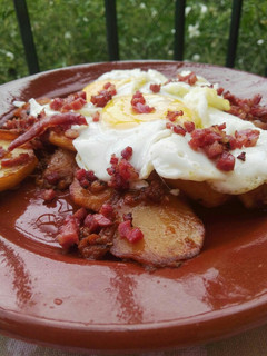 Una foto de Huevos con patatas en adobillo