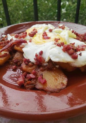 Una foto de Huevos con patatas en adobillo