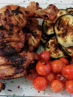 Una foto de Muslos de pollo frito con berenjenas y tomatitos cherry asados